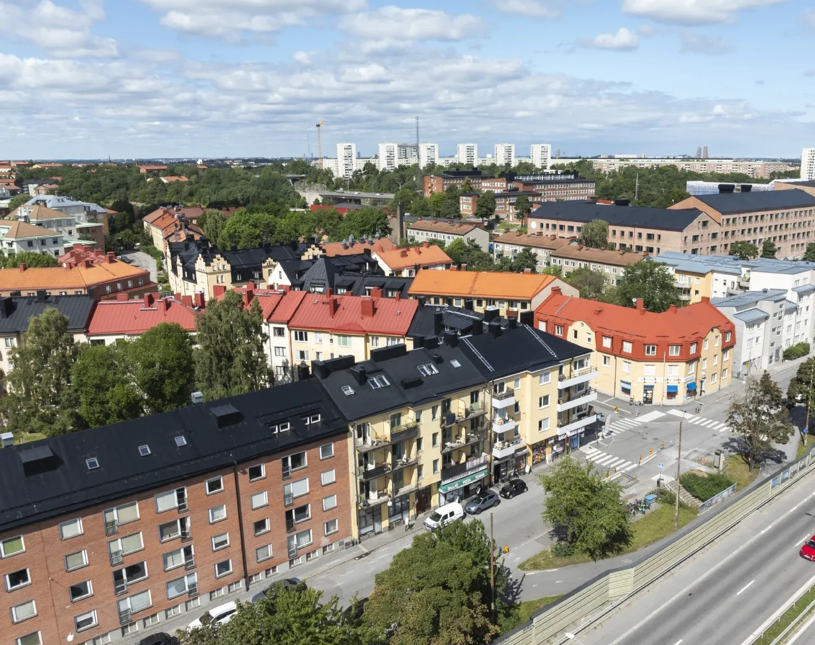 Flygbild som visar Midsommarkransen och omgivande kvarter i Stockholm